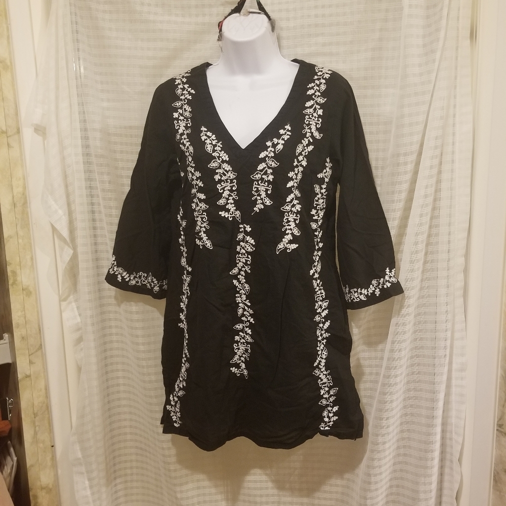Size M Peppermint bay black embroidery long top